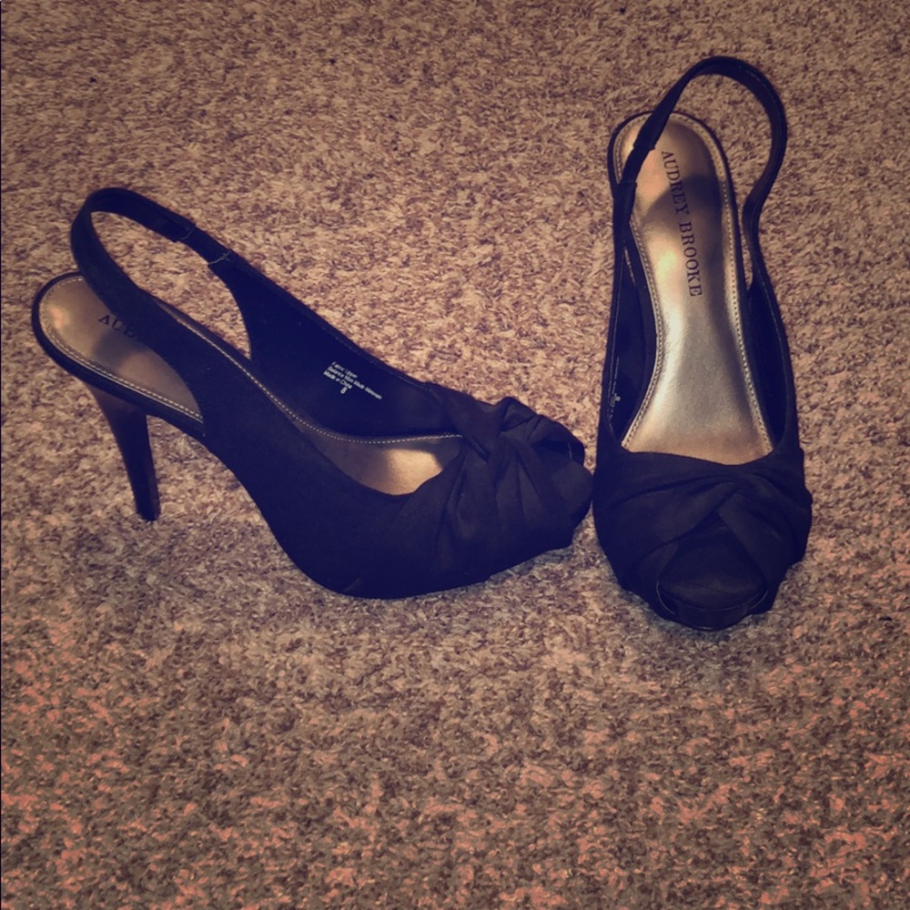 Audrey Brooke Black Pumps